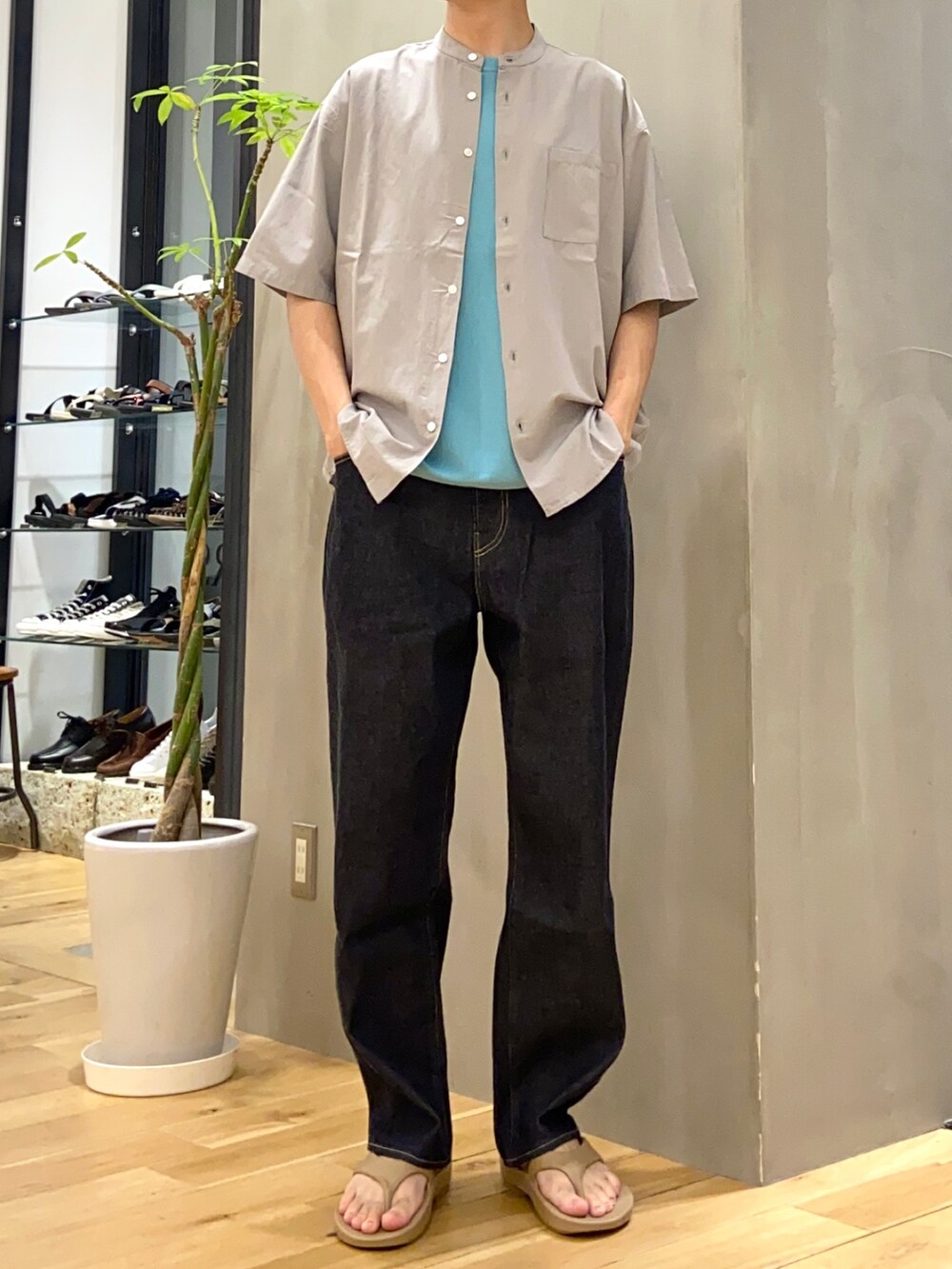 グレー系のシャツ/ブラウス、ブルー系のTシャツ/カットソー、ブルー系のデニムパンツを着用したメンズの夏コーディネートの3枚目の写真