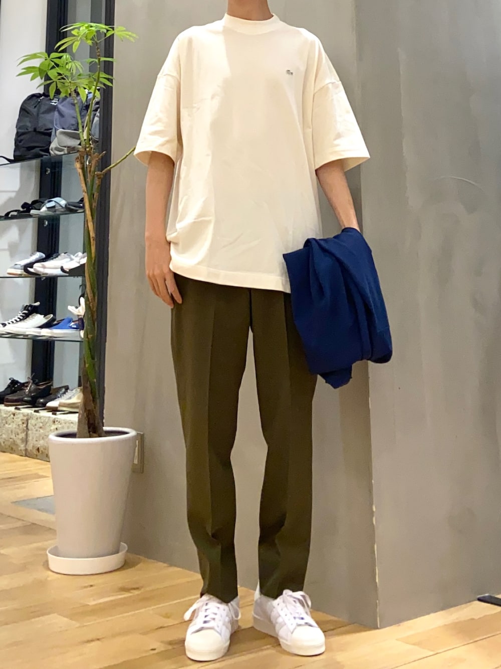 ブルー系のカーディガン/ボレロ、ホワイト系のTシャツ/カットソー、グリーン系のその他パンツを着用したメンズの春コーディネートの2枚目の写真