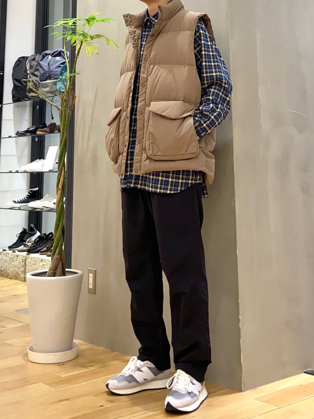 ブラウン系のダウンベスト、ブルー系のシャツ/ブラウス、ブラック系のその他パンツを着用したメンズの秋コーディネートの3枚目の写真