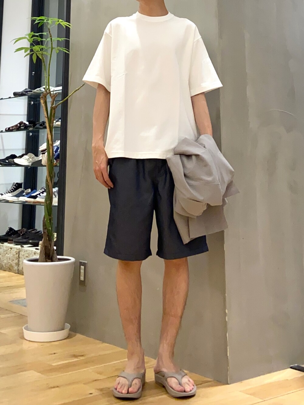 グレー系のシャツ/ブラウス、ホワイト系のTシャツ/カットソー、ブルー系のその他パンツを着用したメンズの春コーディネートの2枚目の写真