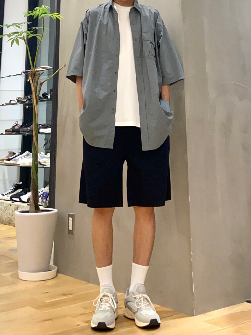 グレー系のシャツ/ブラウス、ホワイト系のTシャツ/カットソー、ブルー系のその他パンツを着用したメンズの夏コーディネートの4枚目の写真