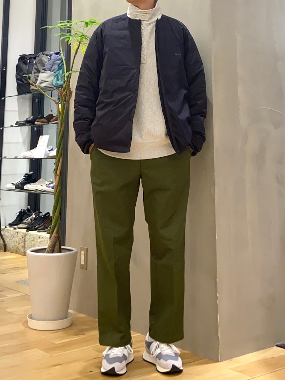 ブラック系のダウンジャケット/コート、グレー系のスウェット、グリーン系のその他パンツを着用したメンズの秋コーディネートの2枚目の写真