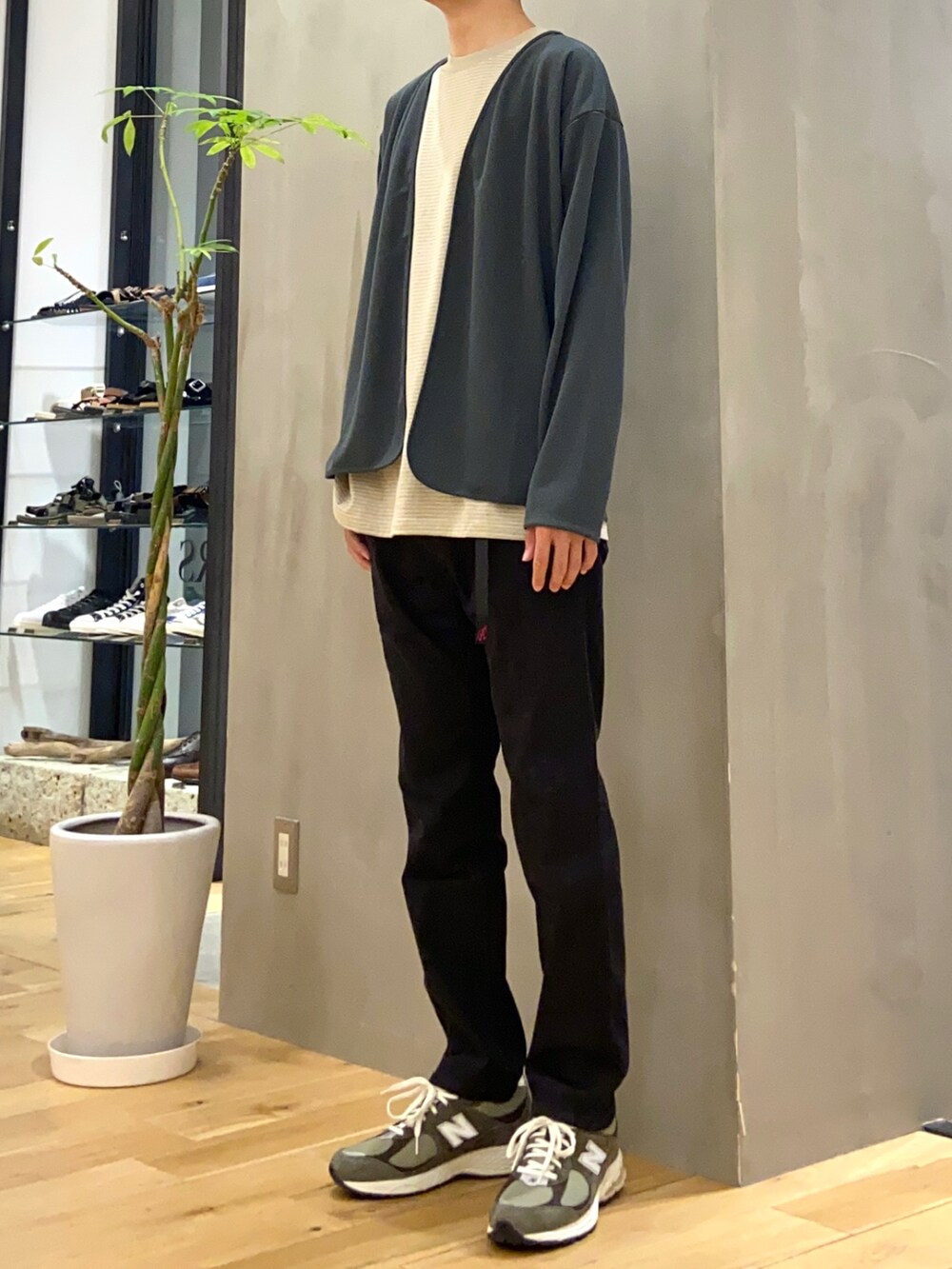 グリーン系のカーディガン/ボレロ、ベージュ系のTシャツ/カットソー、ブラック系のその他パンツを着用したメンズの秋コーディネートの2枚目の写真