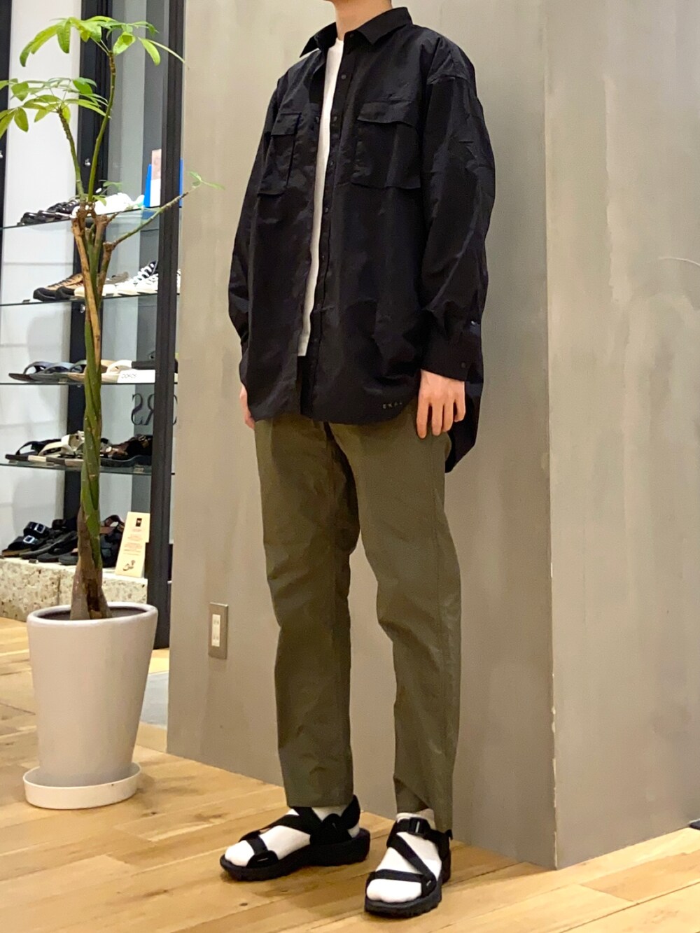 ブラック系のシャツ/ブラウス、ホワイト系のTシャツ/カットソー、グリーン系のその他パンツを着用したメンズの春コーディネートの2枚目の写真