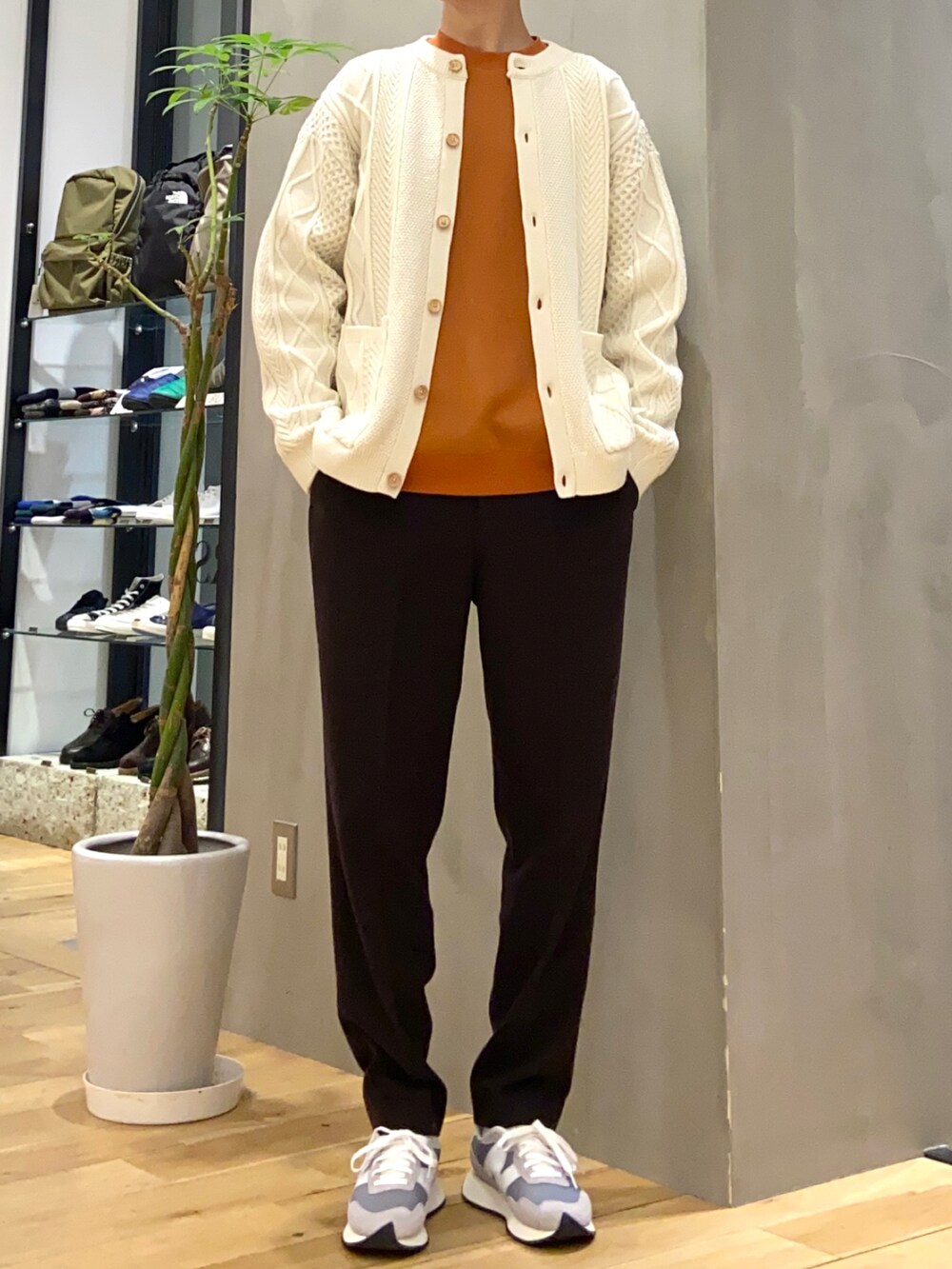 ホワイト系のカーディガン/ボレロ、ブラウン系のその他パンツ、オレンジ系のスウェットを着用したメンズの冬コーディネートの2枚目の写真