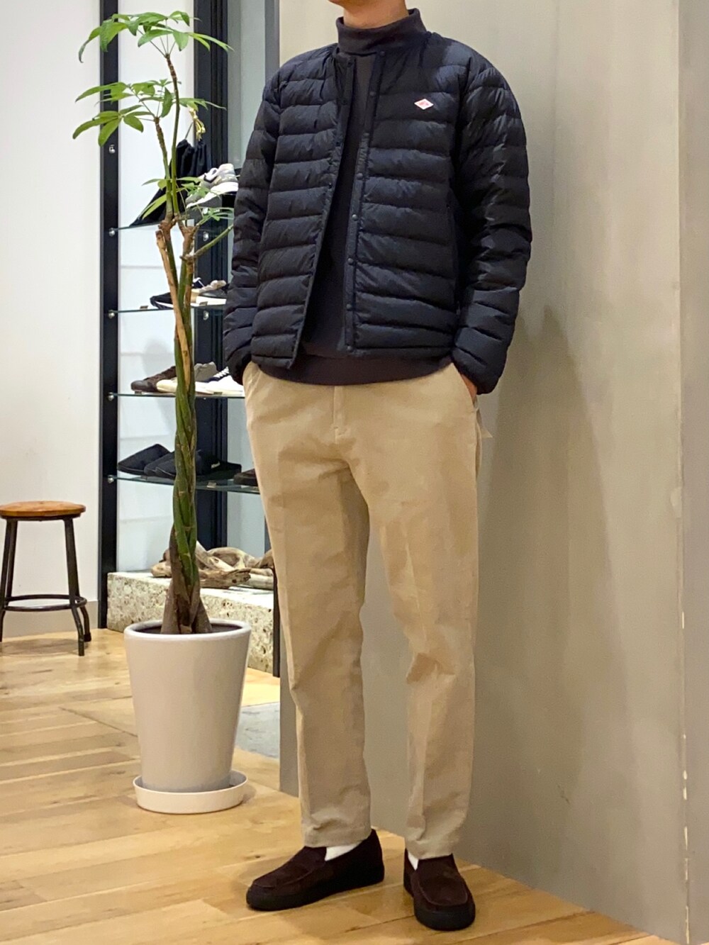 グレー系のTシャツ/カットソー、ブラウン系のローファー、グレー系のその他パンツを着用したメンズの秋コーディネートの2枚目の写真