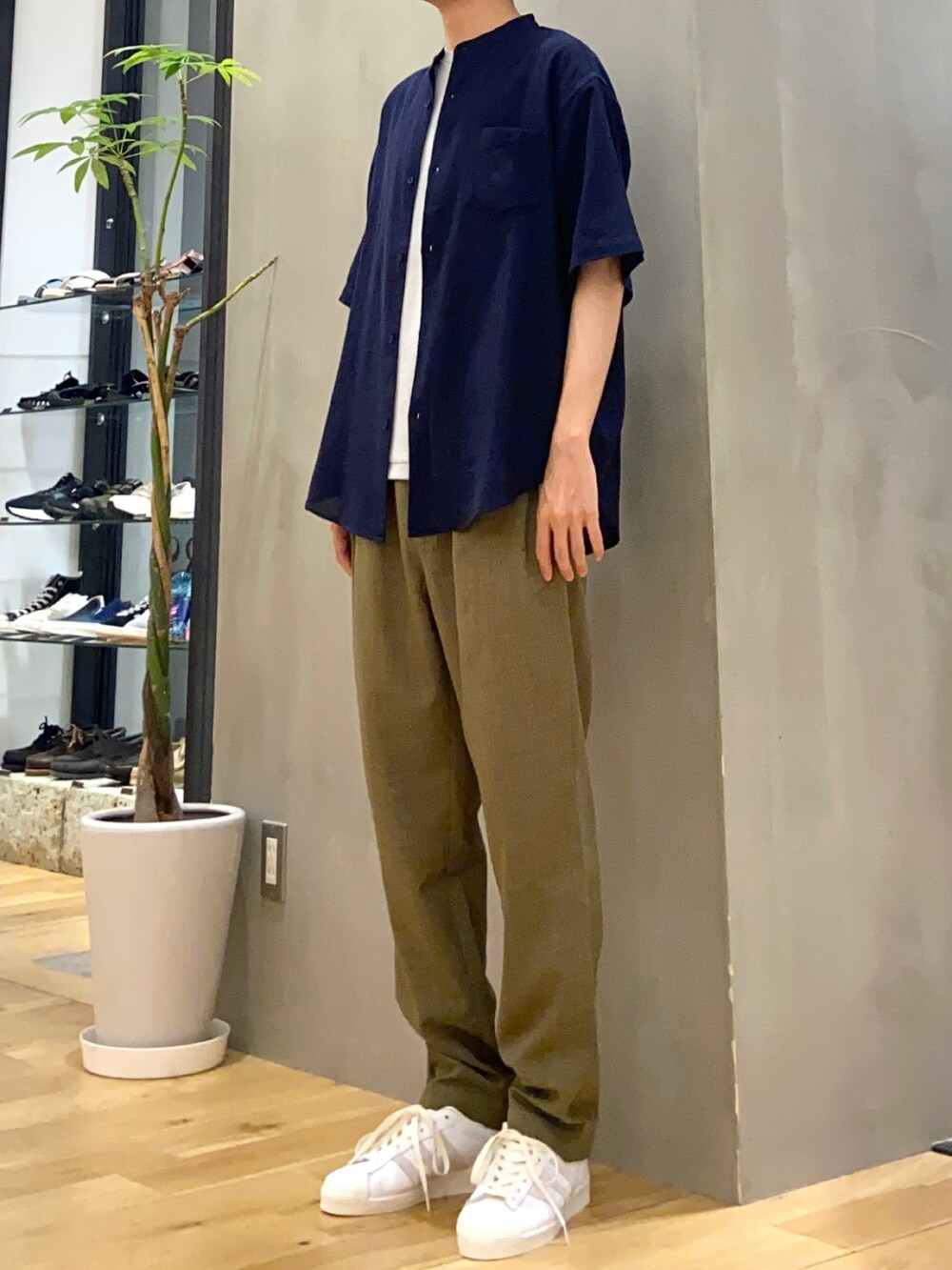 ブルー系のシャツ/ブラウス、ブルー系のTシャツ/カットソー、グリーン系のその他パンツを着用したメンズの夏コーディネートの3枚目の写真