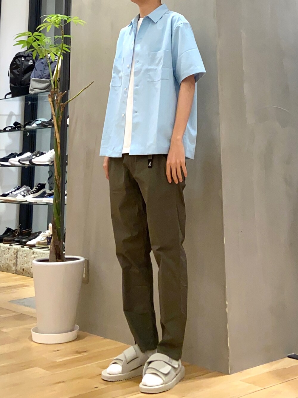 ブルー系のシャツ/ブラウス、ホワイト系のTシャツ/カットソー、グリーン系のその他パンツを着用したメンズの春コーディネートの3枚目の写真