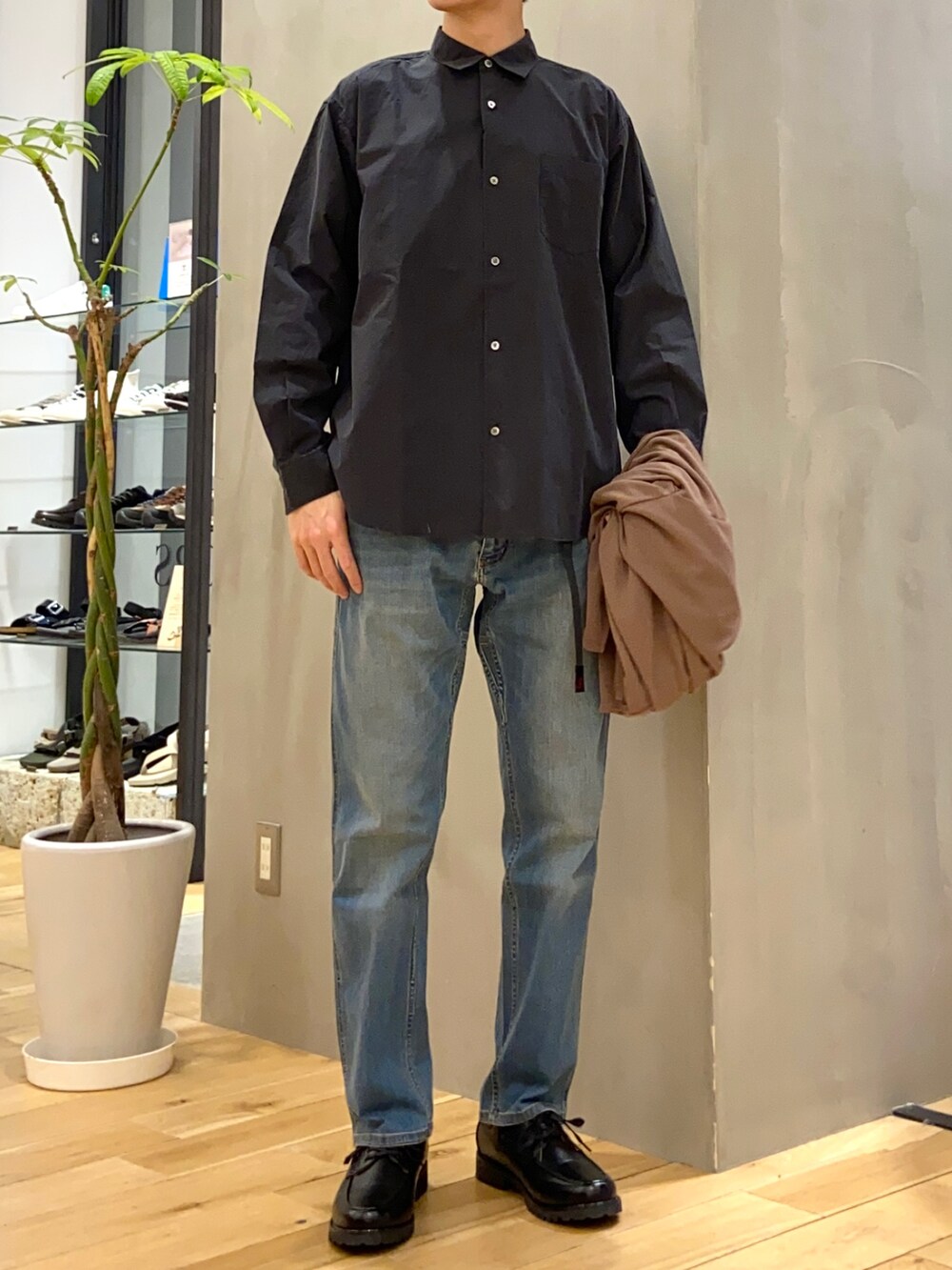ブラウン系のカーディガン/ボレロ、ブラック系のシャツ/ブラウス、ブルー系のその他パンツを着用したメンズの春コーディネートの2枚目の写真