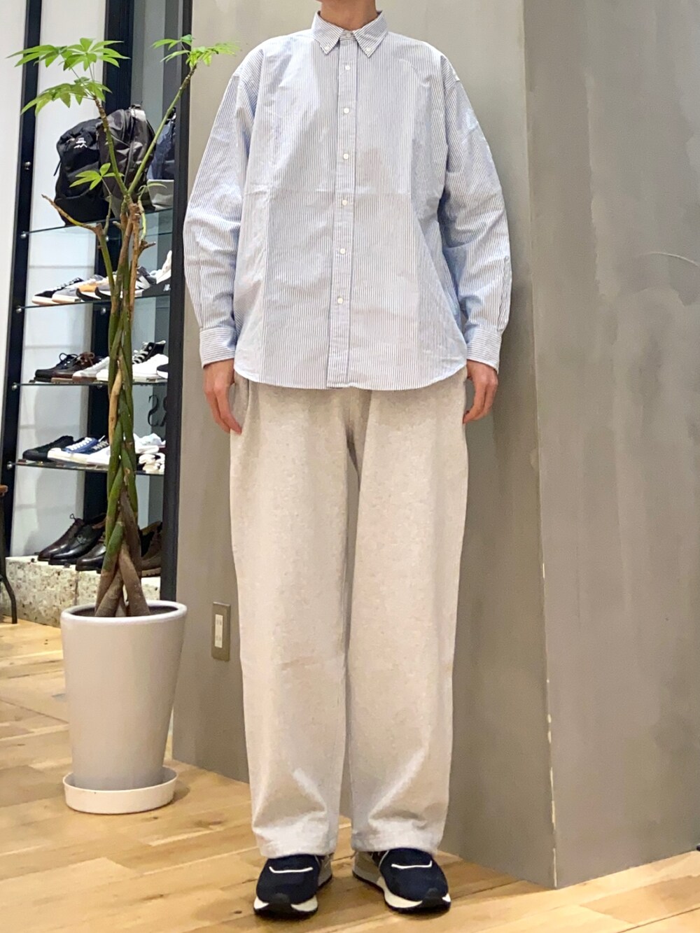 ブルー系のその他アウター、その他のシャツ/ブラウス、グレー系のスウェットパンツを着用したメンズの冬コーディネートの2枚目の写真