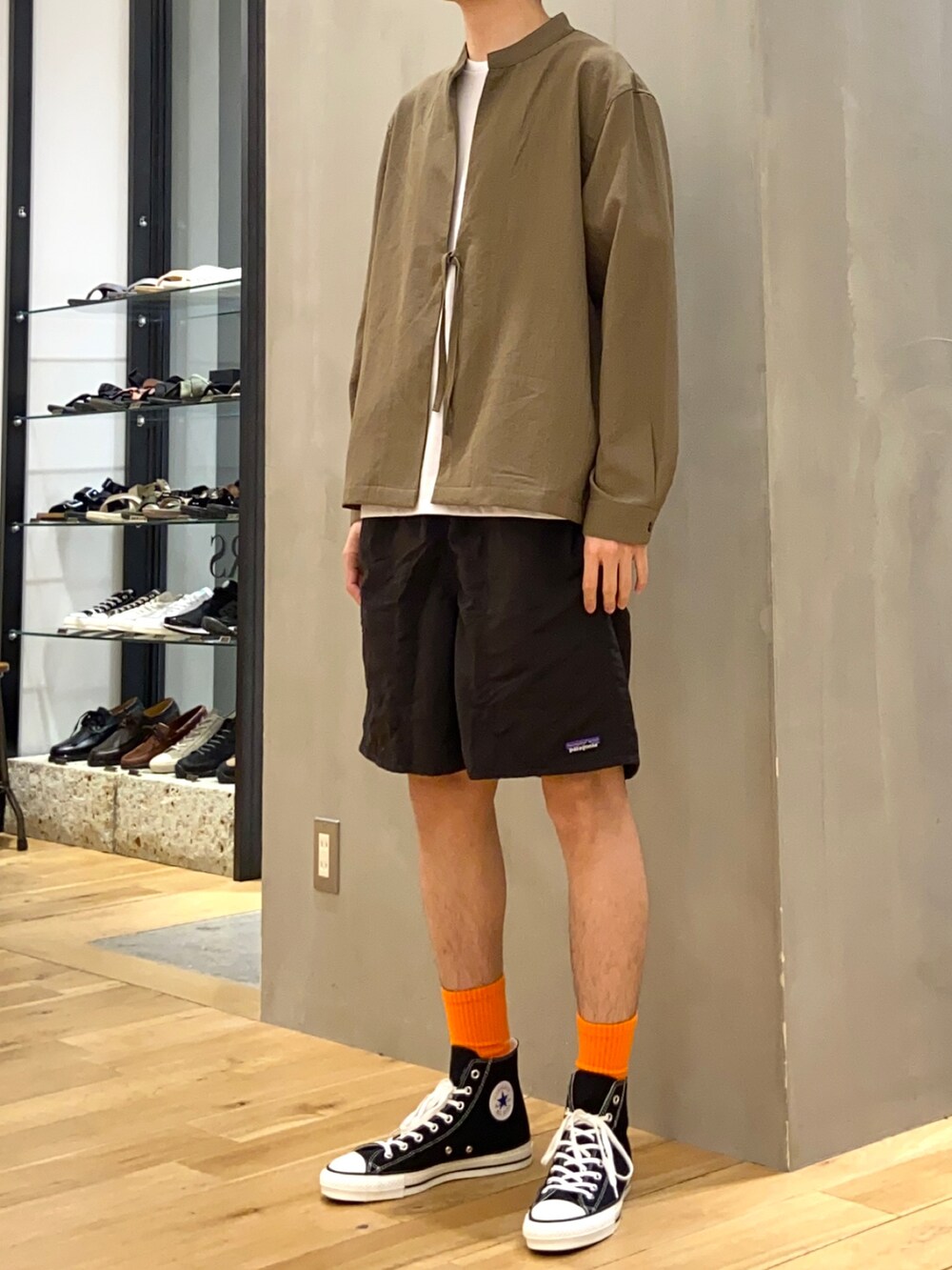 グリーン系のブルゾン、その他のその他、ブラック系のその他を着用したメンズの春コーディネートの3枚目の写真