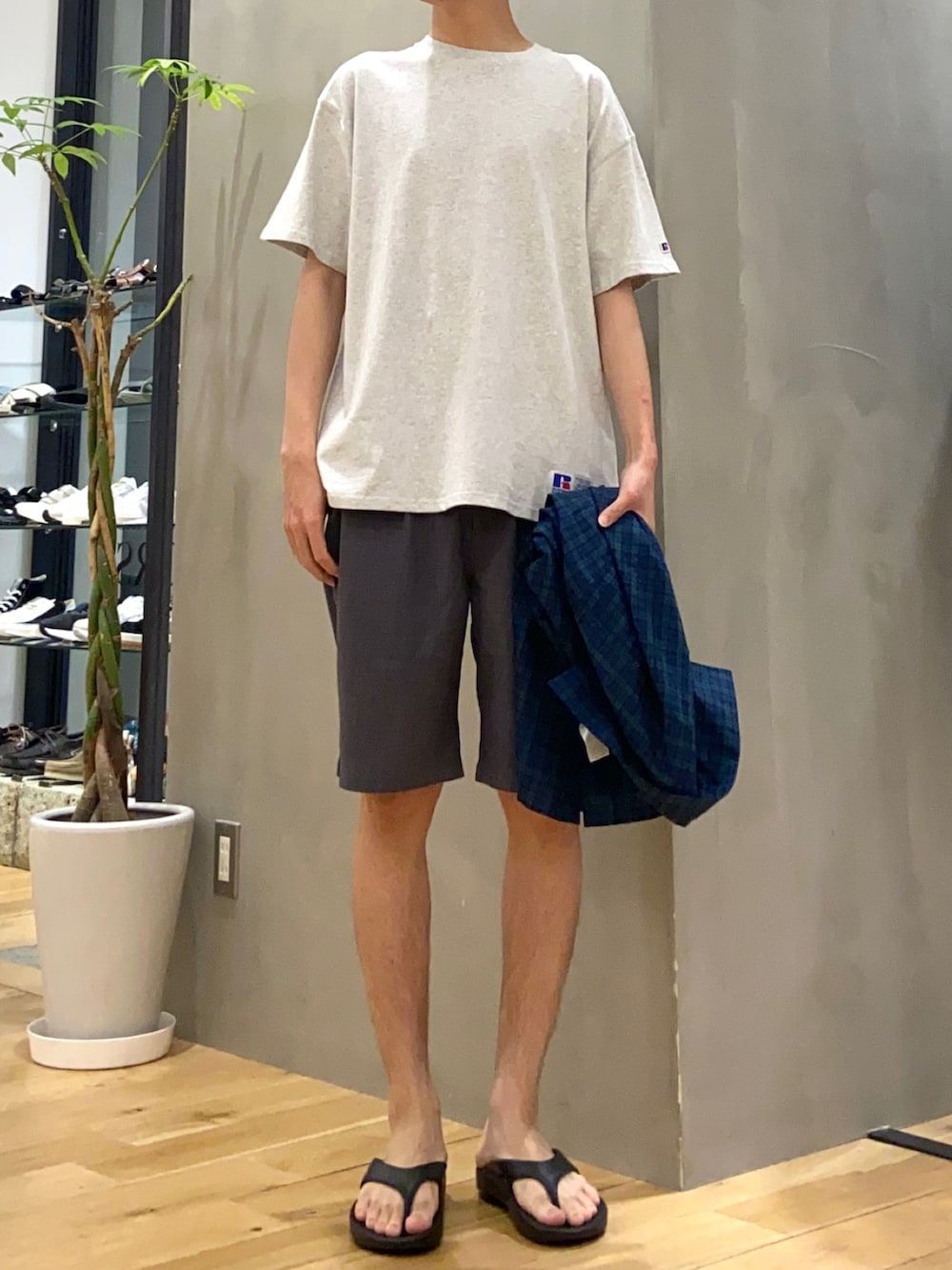 ブラック系のシャツ/ブラウス、グレー系のTシャツ/カットソー、グレー系のその他パンツを着用したメンズの夏コーディネートの2枚目の写真