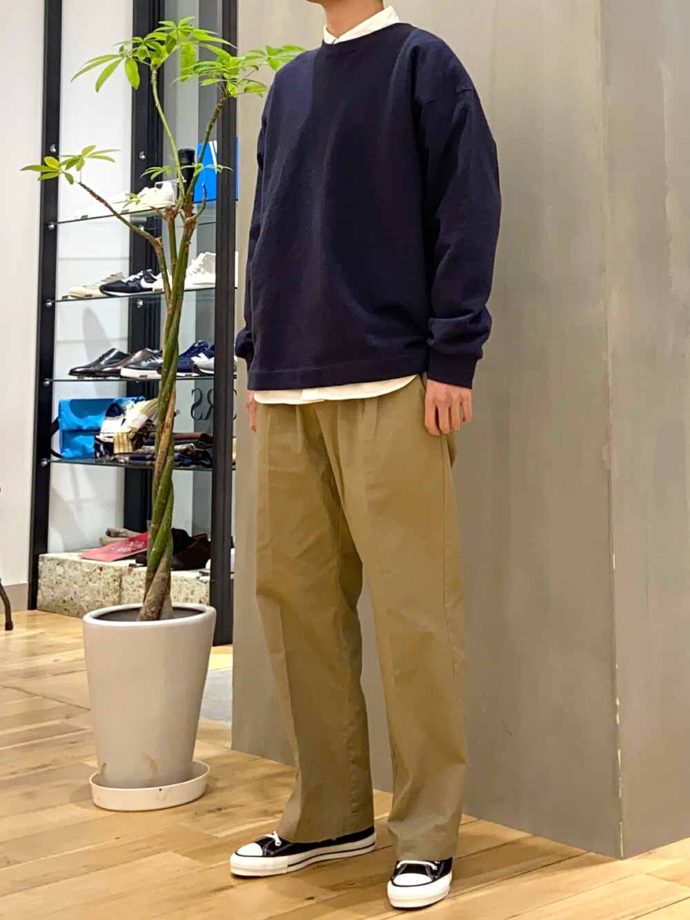 グレー系のスウェット、ホワイト系のシャツ/ブラウス、ベージュ系のその他パンツを着用したメンズの冬コーディネートの3枚目の写真