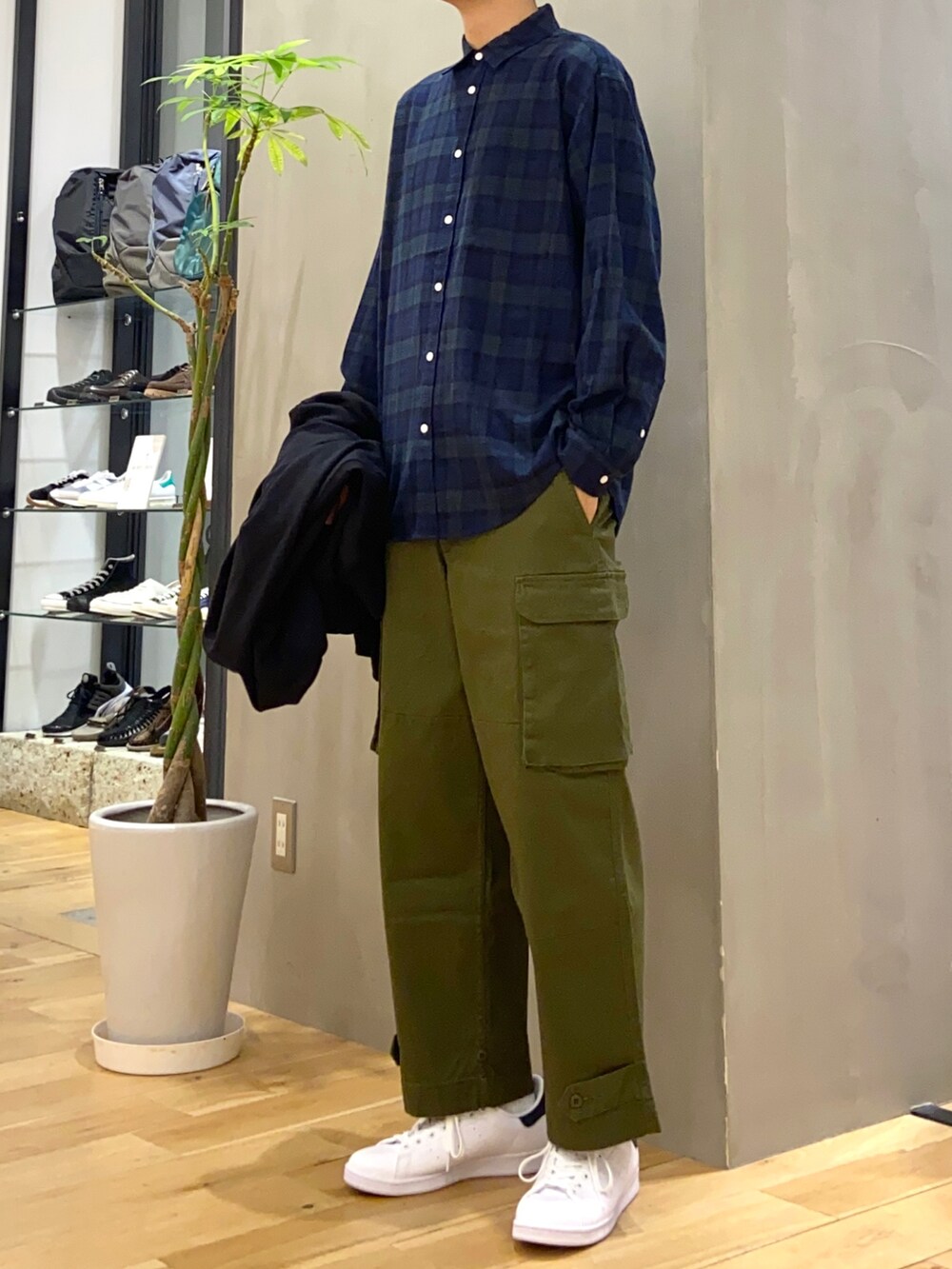 ブラック系のカーディガン/ボレロ、グリーン系のその他パンツ、ブラック系のスニーカーを着用したメンズの秋コーディネートの3枚目の写真