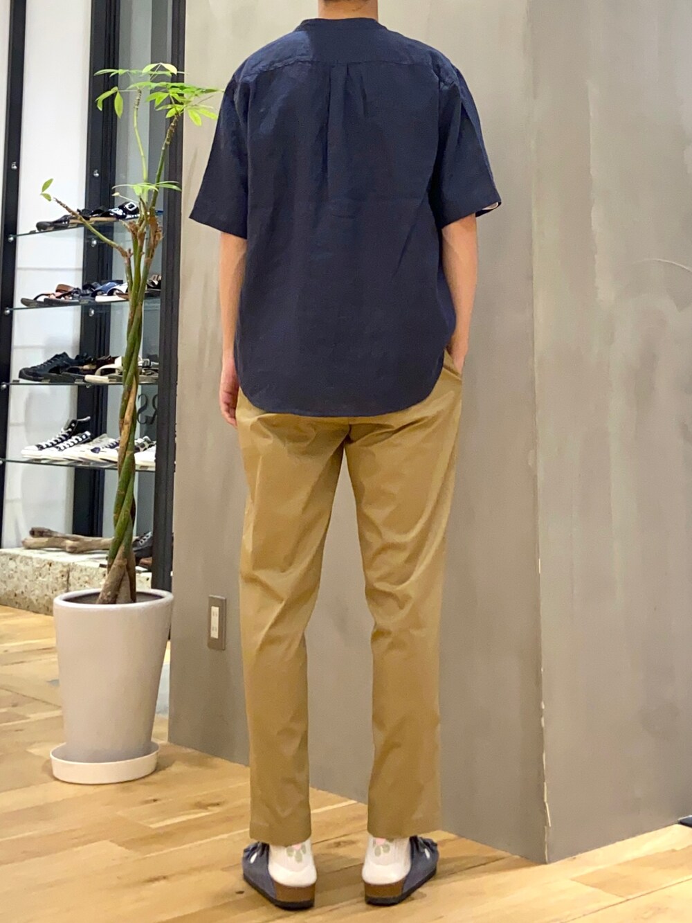 ブルー系のシャツ/ブラウス、ホワイト系のTシャツ/カットソー、ブルー系のサンダルを着用したメンズの夏コーディネートの4枚目の写真