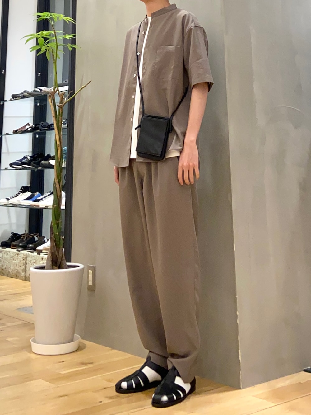 ブラウン系のシャツ/ブラウス、ブラウン系のその他パンツ、ホワイト系のTシャツ/カットソーを着用したメンズの春コーディネートの2枚目の写真