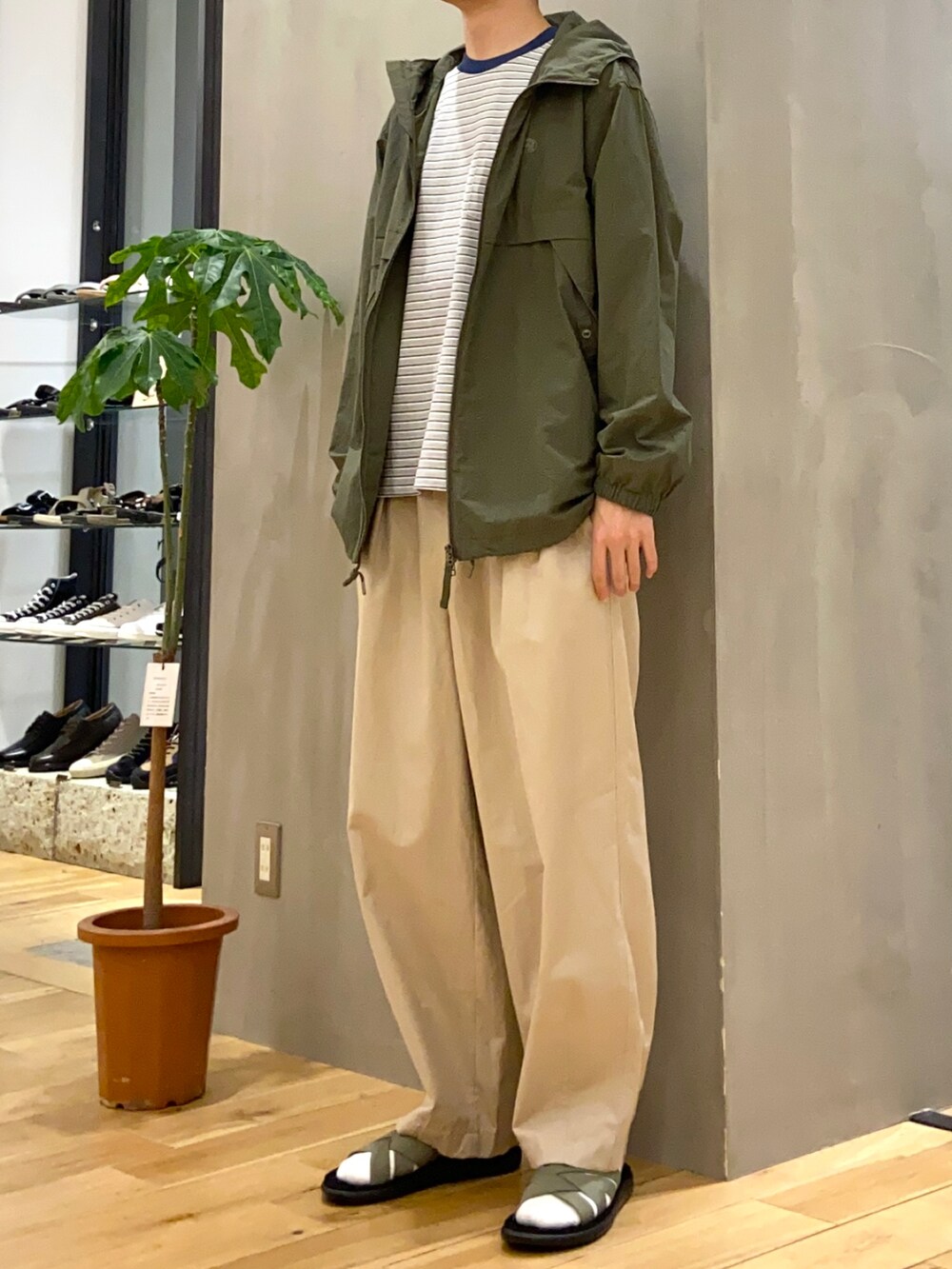 ブルー系のTシャツ/カットソー、グリーン系のマウンテンパーカー、ベージュ系のその他パンツを着用したメンズの春コーディネートの2枚目の写真