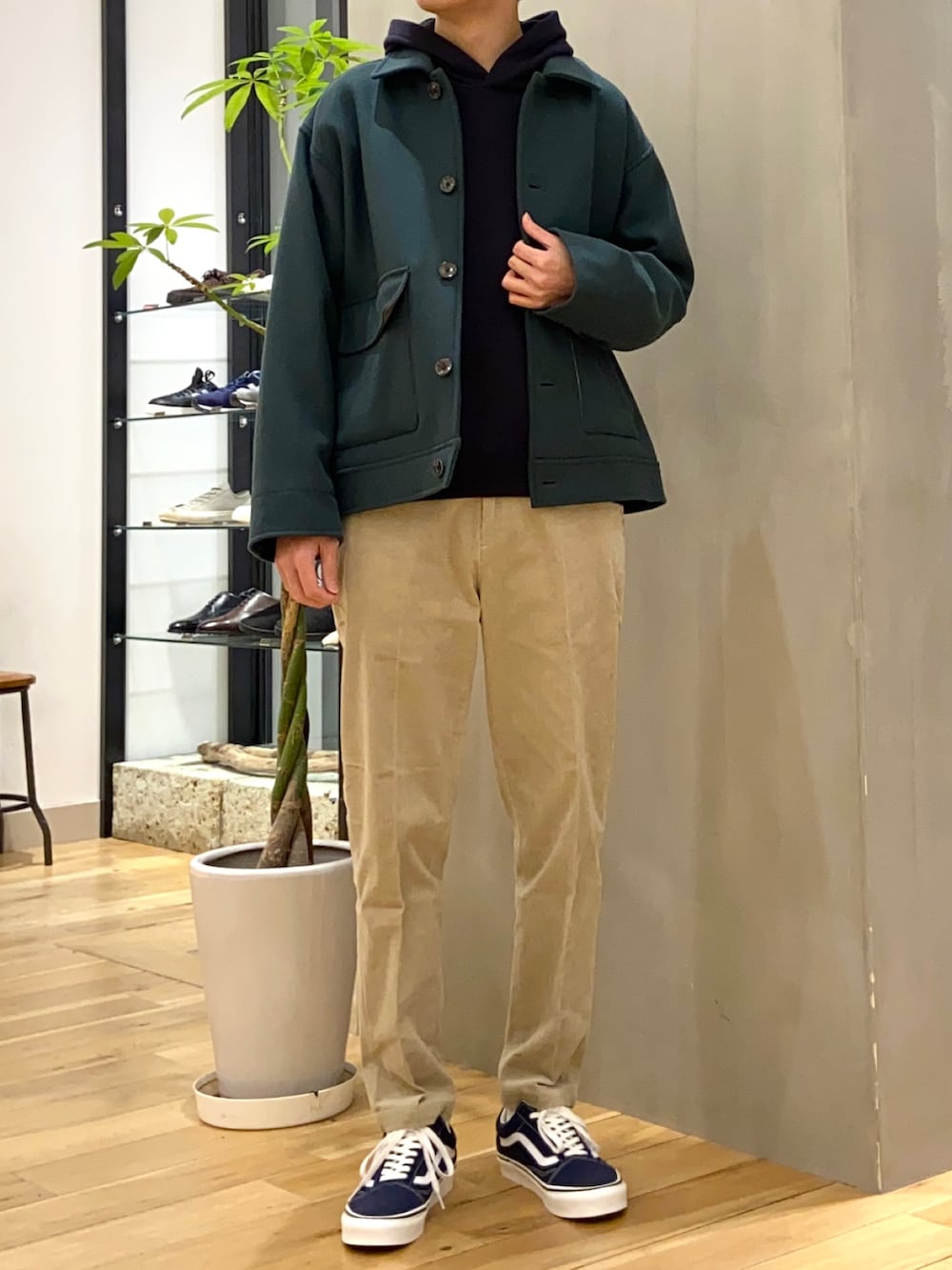 ブルー系のブルゾン、ブルー系のパーカー、グレー系のその他パンツを着用したメンズの冬コーディネートの3枚目の写真