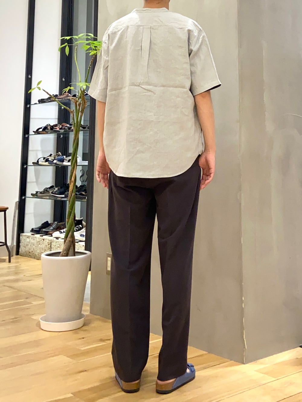 グレー系のシャツ/ブラウス、グレー系のその他パンツ、ブラック系のTシャツ/カットソーを着用したメンズの夏コーディネートの4枚目の写真