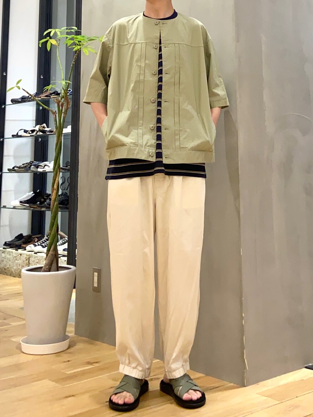 ベージュ系のシャツ/ブラウス、ベージュ系のTシャツ/カットソー、グリーン系のサンダルを着用したメンズの夏コーディネートの5枚目の写真