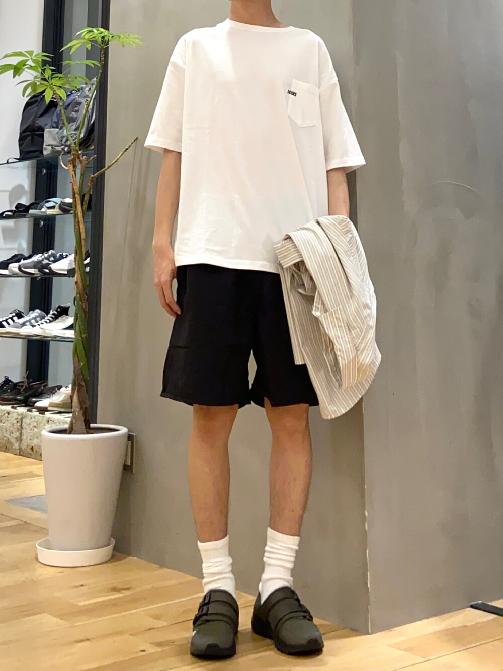 ベージュ系のシャツ/ブラウス、ブルー系のTシャツ/カットソー、グリーン系のスニーカーを着用したメンズの春コーディネートの2枚目の写真