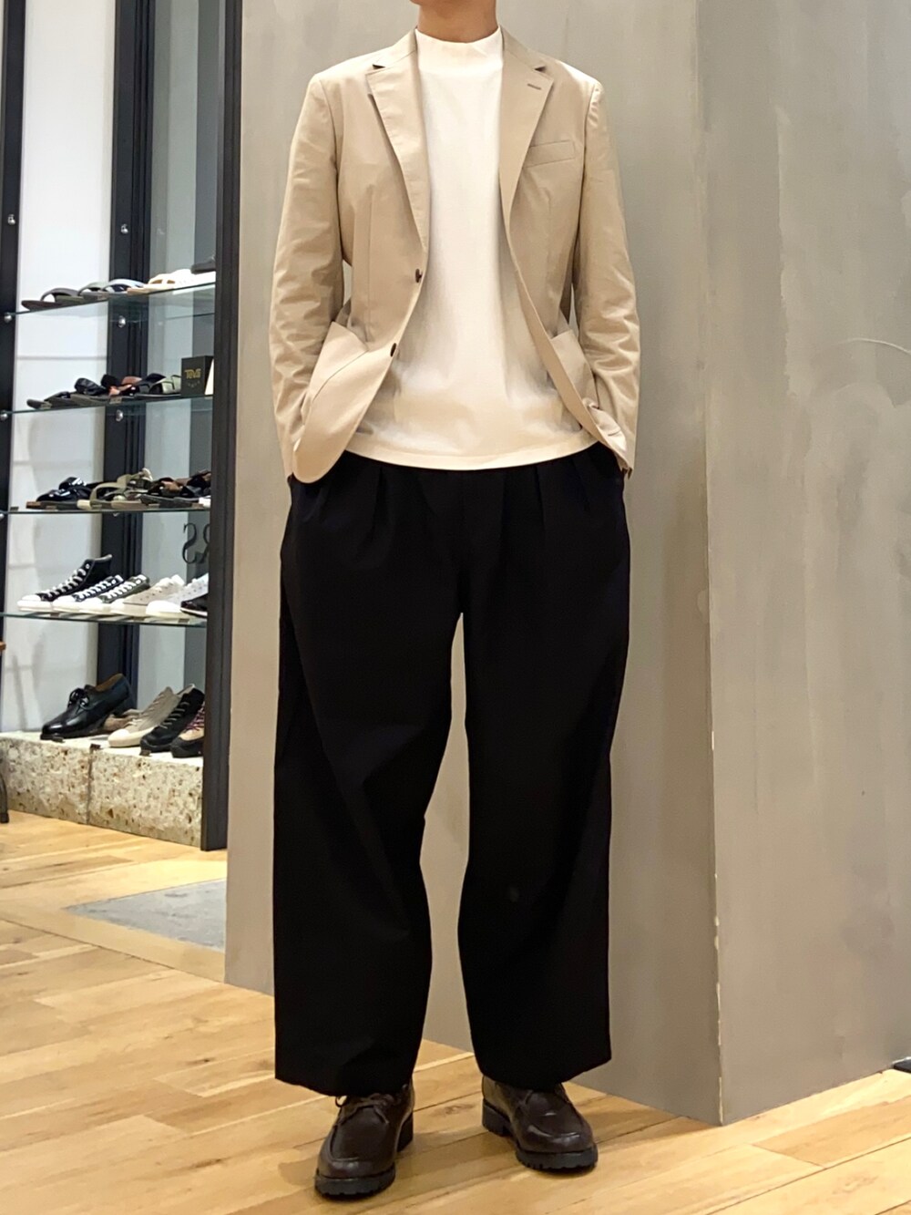 ベージュ系のスーツジャケット、ホワイト系のTシャツ/カットソー、ブラウン系のその他シューズを着用したメンズの春コーディネートの4枚目の写真