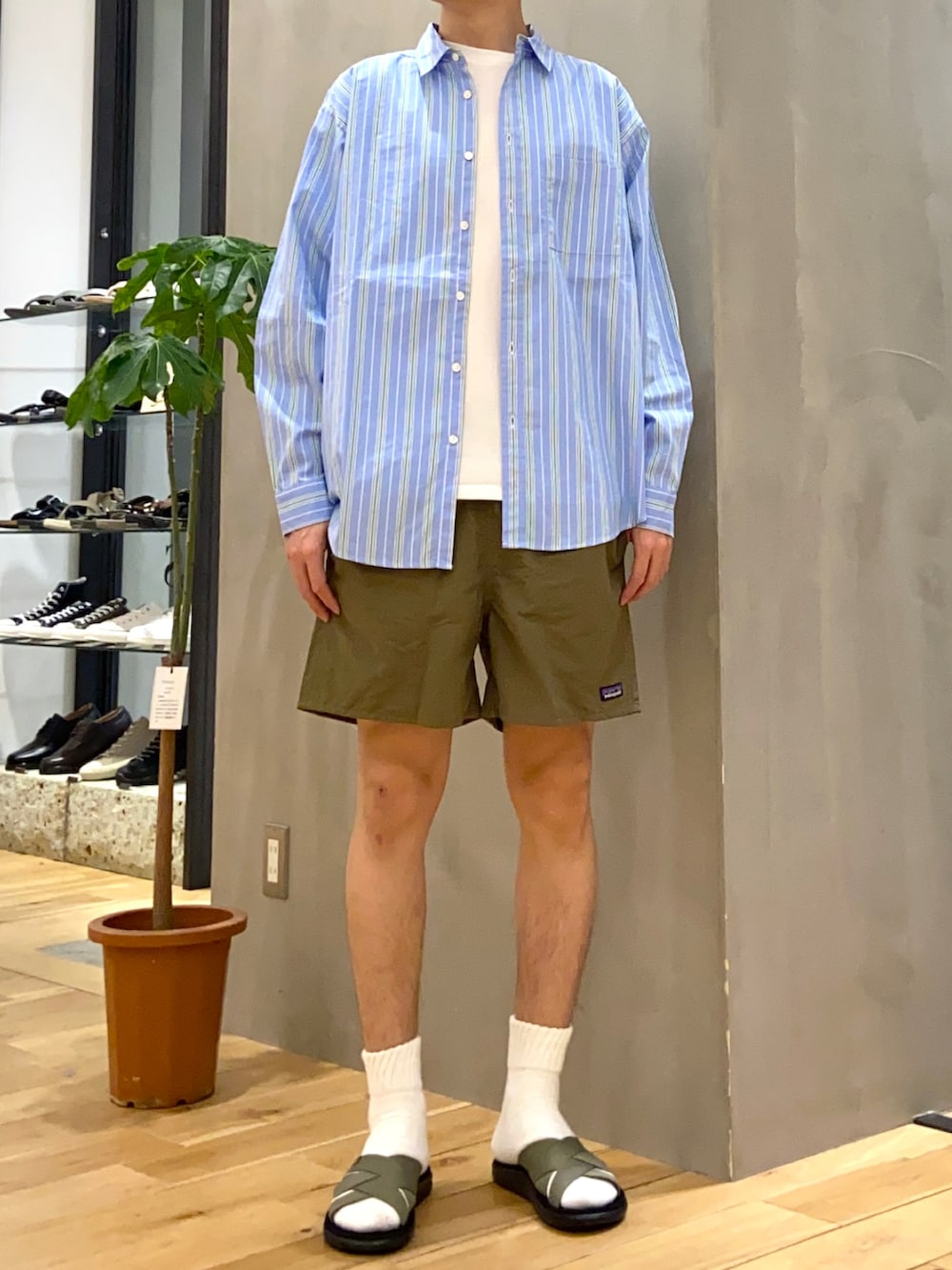 ブルー系のシャツ/ブラウス、ホワイト系のTシャツ/カットソー、グリーン系のサンダルを着用したメンズの春コーディネートの3枚目の写真