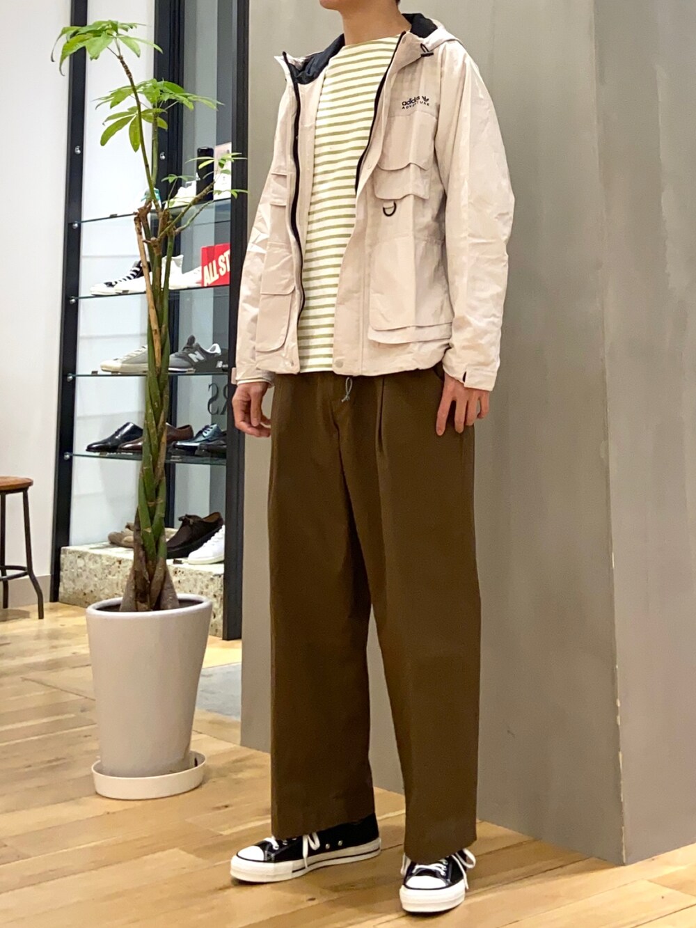 ベージュ系のマウンテンパーカー、グリーン系のTシャツ/カットソー、ブラウン系のその他パンツを着用したメンズの春コーディネートの2枚目の写真