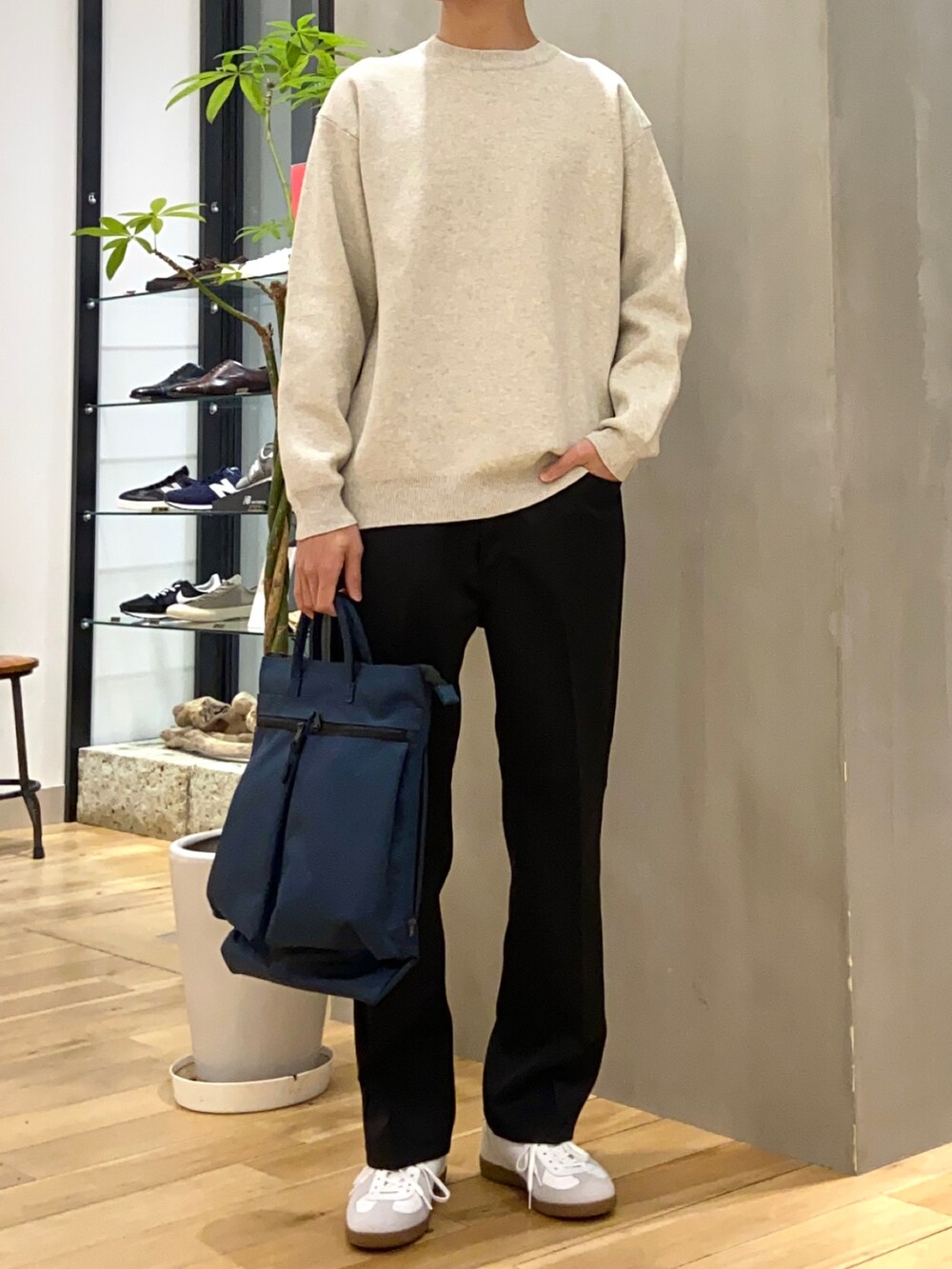 ホワイト系のニット/セーター、ブラック系のその他パンツ、ホワイト系のスニーカーを着用したメンズの冬コーディネートの3枚目の写真