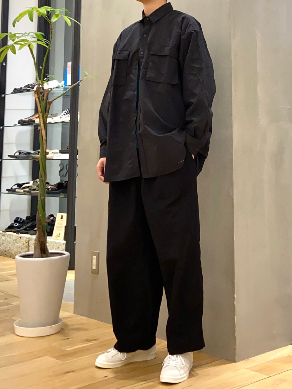 ブラック系のシャツ/ブラウス、グリーン系のTシャツ/カットソー、ベージュ系のスニーカーを着用したメンズの春コーディネートの2枚目の写真