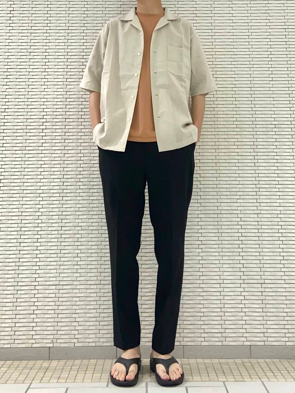 ブラック系のサンダル、オレンジ系のTシャツ/カットソー、ブラック系のその他パンツを着用したメンズの夏コーディネートの2枚目の写真