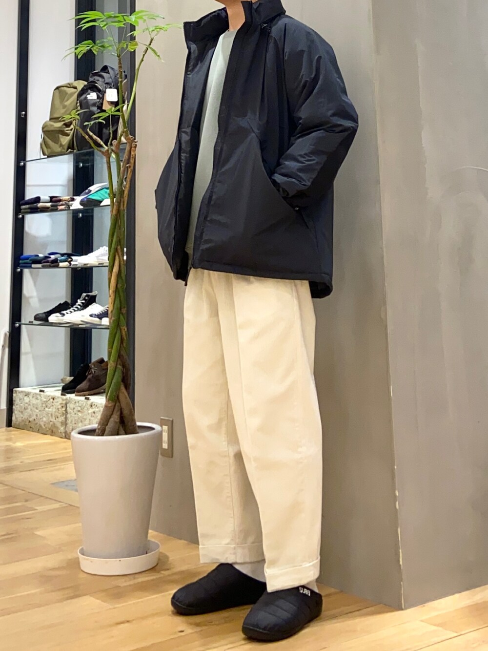 ブラック系のダウンジャケット/コート、グリーン系のスウェット、ホワイト系のその他パンツを着用したメンズの冬コーディネートの3枚目の写真