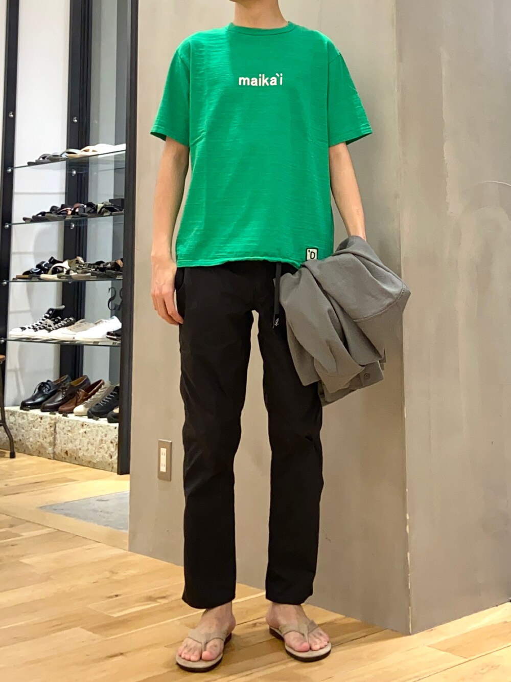 グリーン系のブルゾン、グリーン系のTシャツ/カットソー、ブラック系のその他パンツを着用したメンズの春コーディネートの2枚目の写真