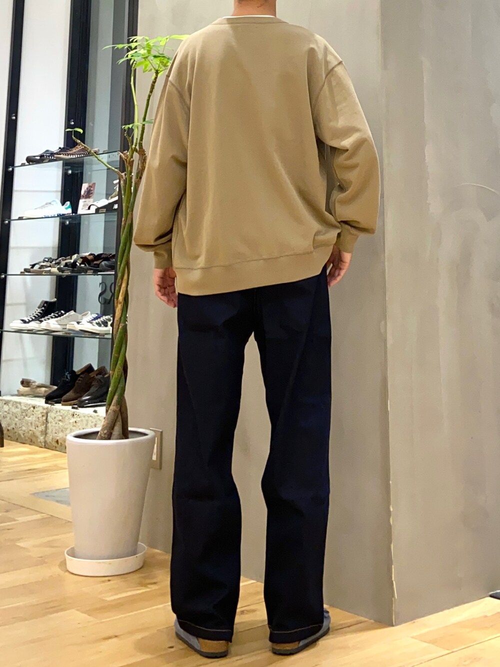 ベージュ系のカーディガン/ボレロ、ホワイト系のTシャツ/カットソー、ブルー系のサンダルを着用したメンズの夏コーディネートの3枚目の写真