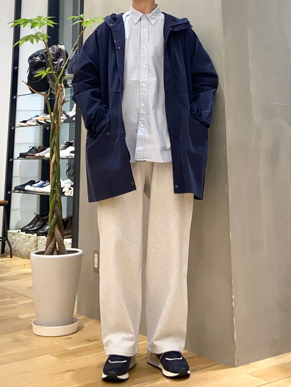 ブルー系のその他アウター、その他のシャツ/ブラウス、グレー系のスウェットパンツを着用したメンズの冬コーディネートの4枚目の写真