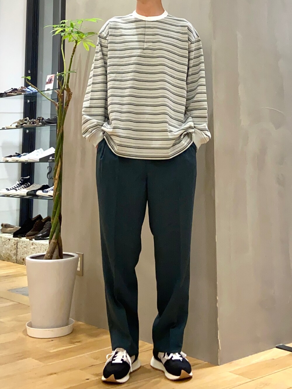 その他のTシャツ/カットソー、グリーン系のその他パンツ、ブラック系のスニーカーを着用したメンズの夏コーディネートの2枚目の写真