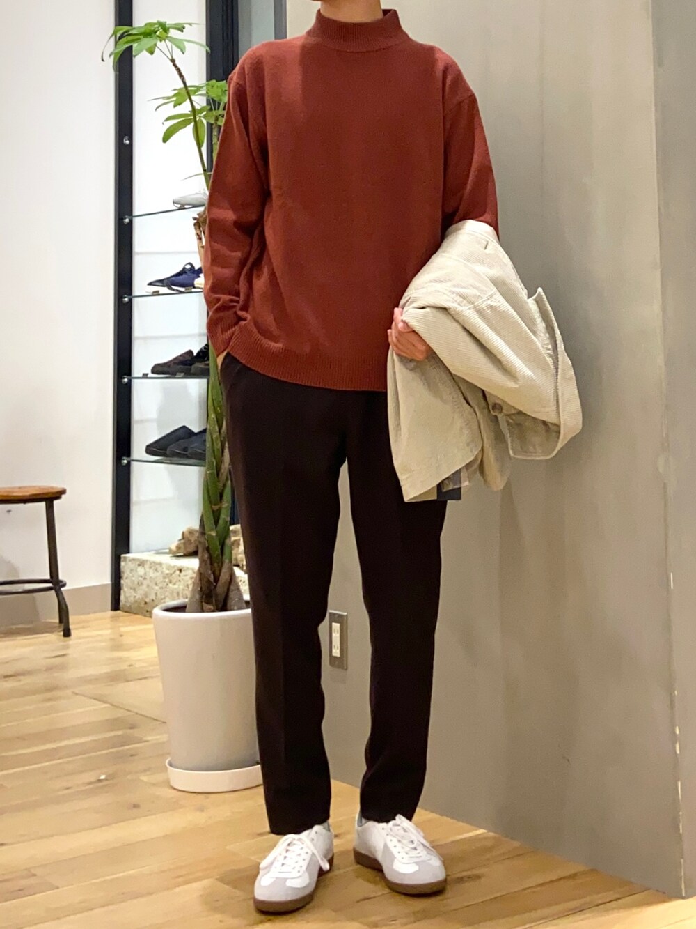 ホワイト系のカバーオール、レッド系のニット/セーター、ブラウン系のその他パンツを着用したメンズの冬コーディネートの2枚目の写真
