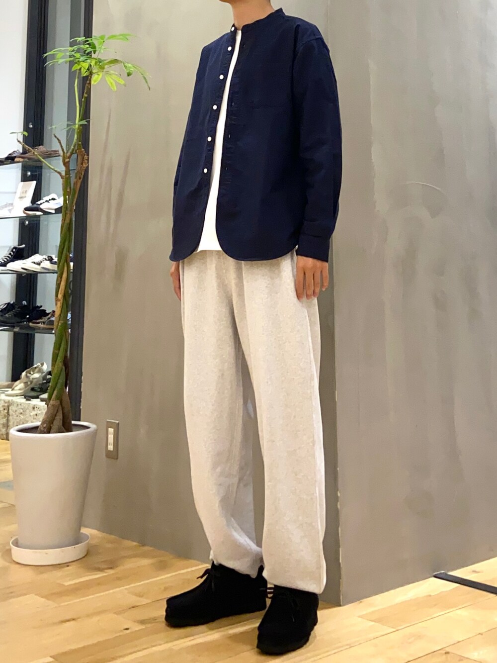 ブルー系のシャツ/ブラウス、ホワイト系のTシャツ/カットソー、グレー系のスウェットパンツを着用したメンズの秋コーディネートの2枚目の写真