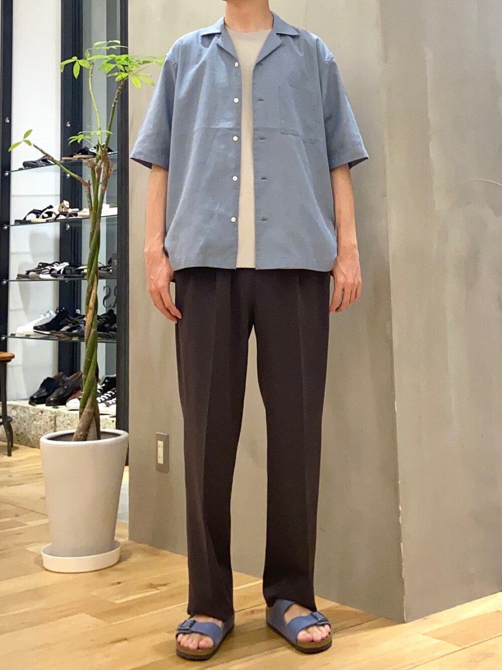 ブルー系のシャツ/ブラウス、グレー系のTシャツ/カットソー、ブルー系のサンダルを着用したメンズの夏コーディネートの3枚目の写真