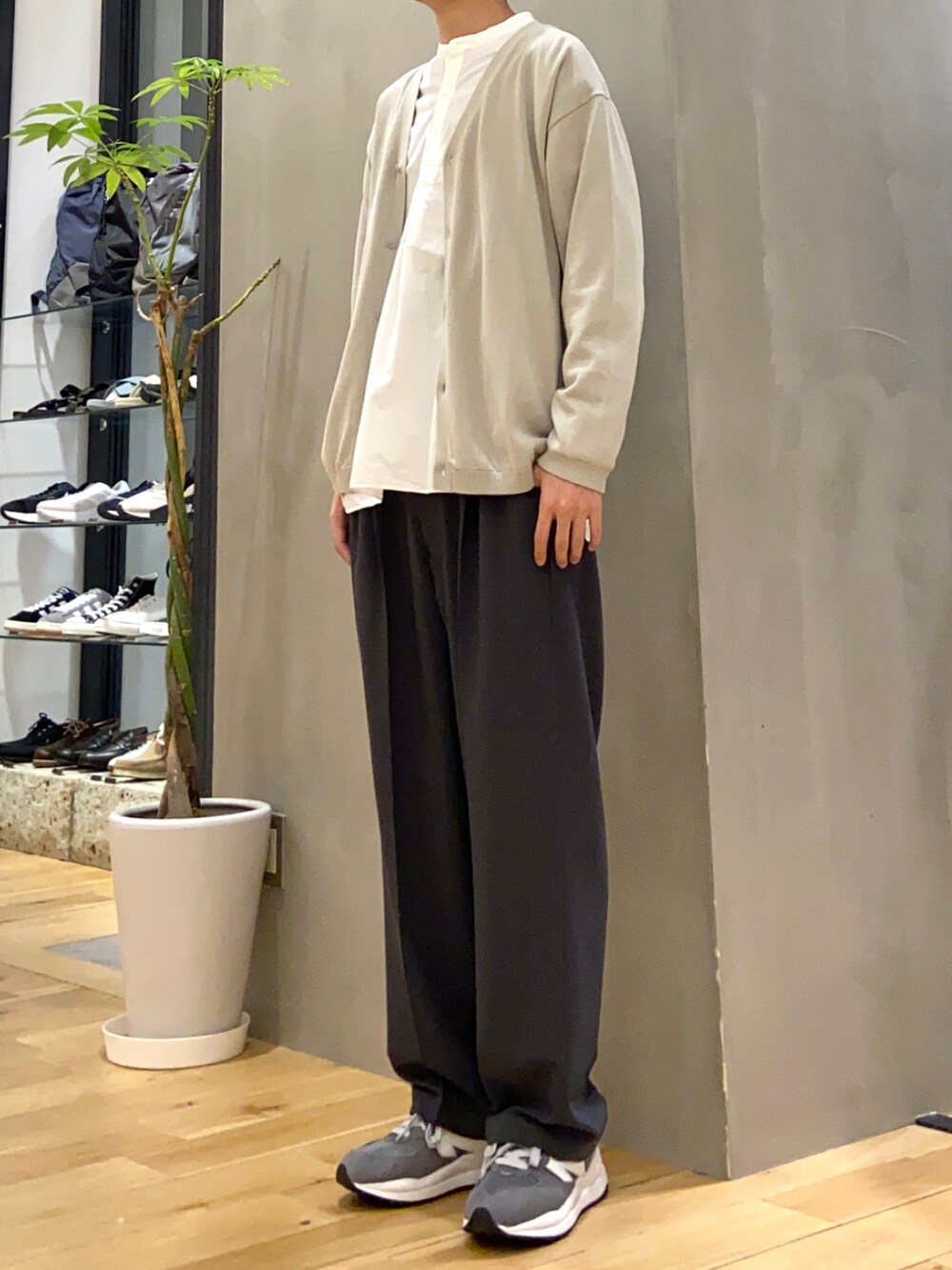 グレー系のカーディガン/ボレロ、ホワイト系のシャツ/ブラウス、グレー系のスラックスを着用したメンズの春コーディネートの3枚目の写真