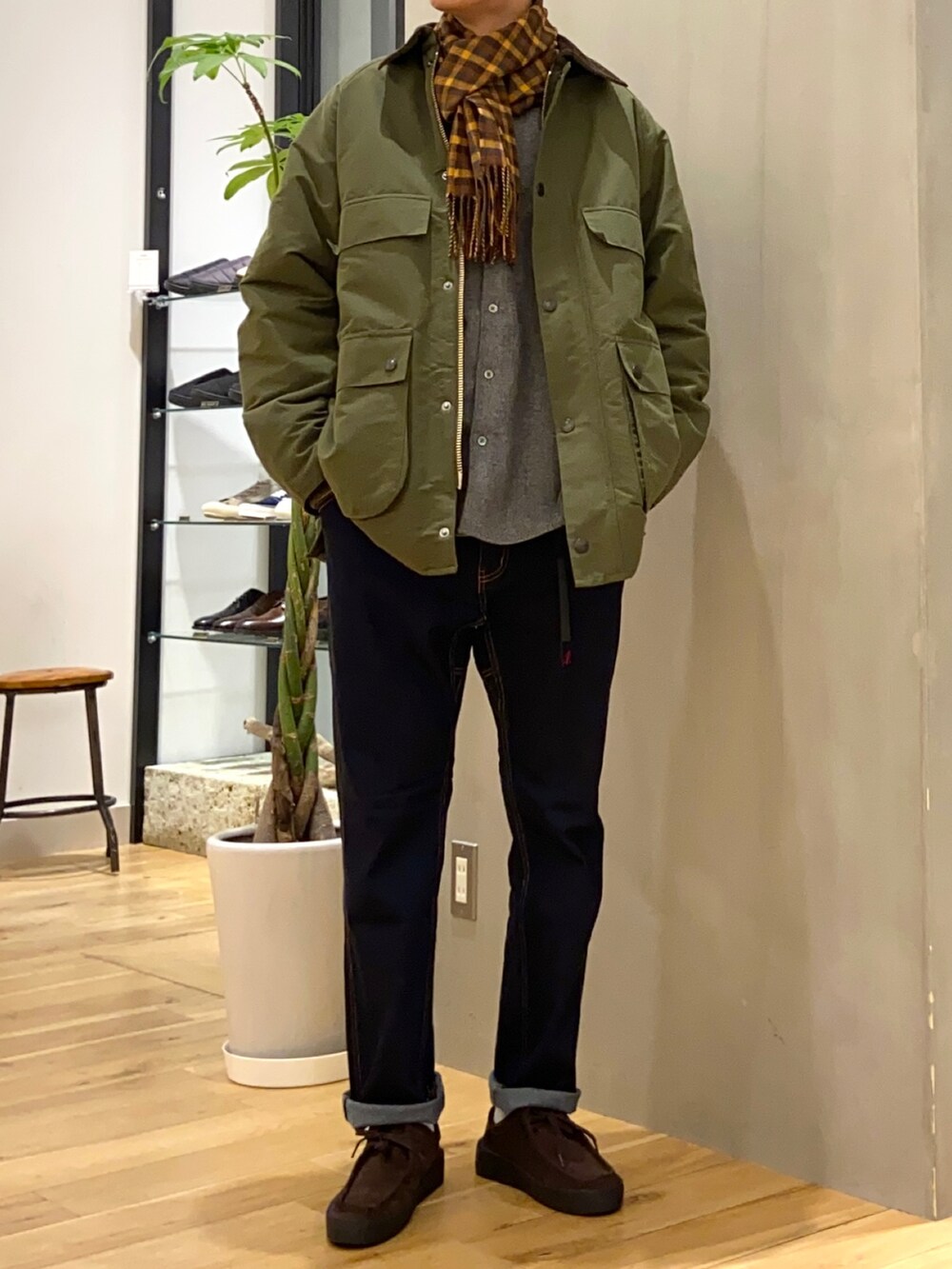 グリーン系のその他アウター、グレー系のシャツ/ブラウス、ブルー系のその他パンツを着用したメンズの冬コーディネートの3枚目の写真