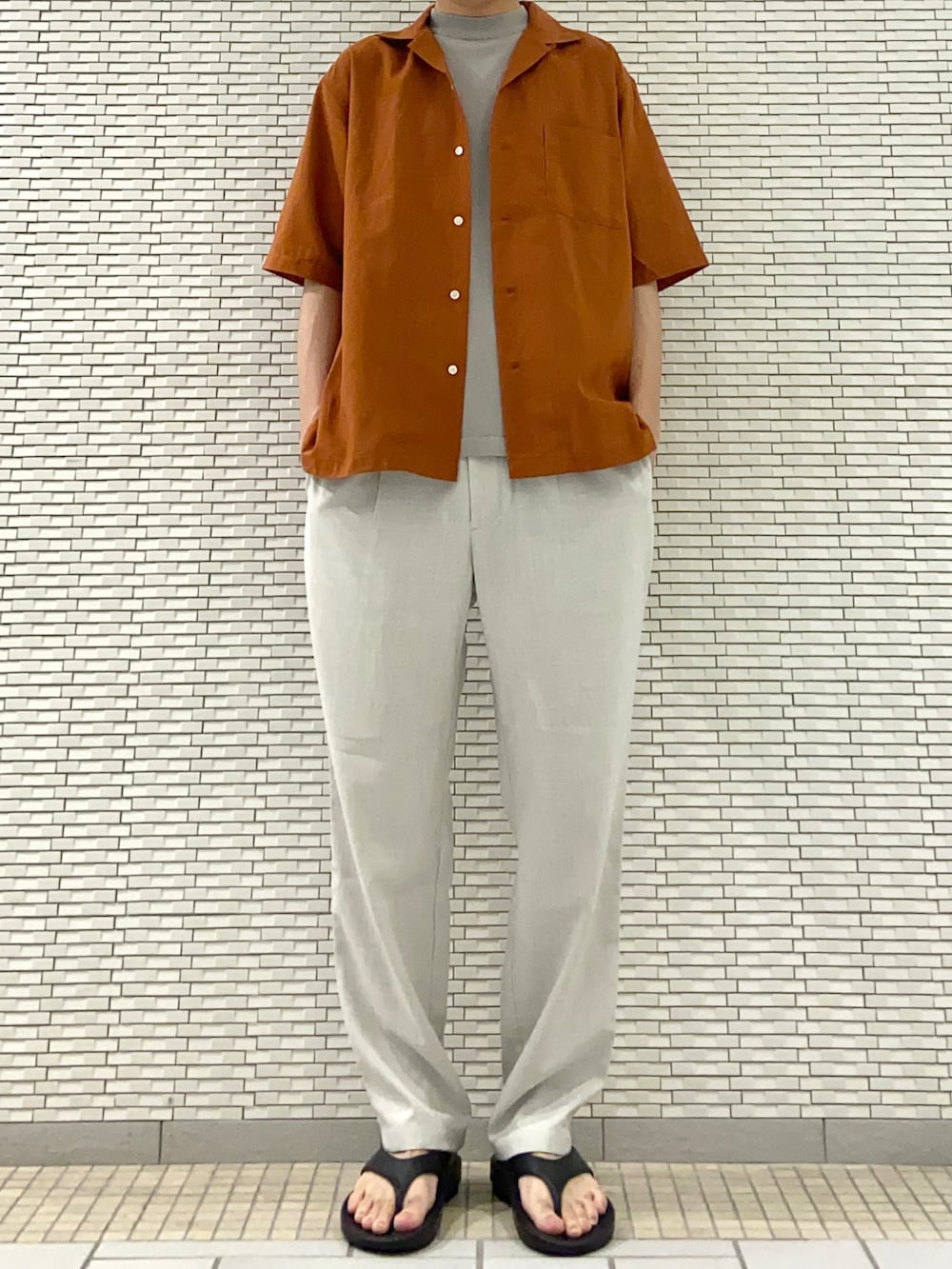 オレンジ系のシャツ/ブラウス、ベージュ系のニット/セーター、ホワイト系のその他パンツを着用したメンズの春コーディネートの3枚目の写真