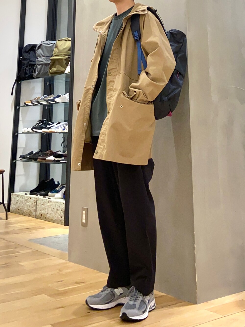 ベージュ系のその他アウター、グリーン系のTシャツ/カットソー、ブラック系のその他パンツを着用したメンズの春コーディネートの3枚目の写真