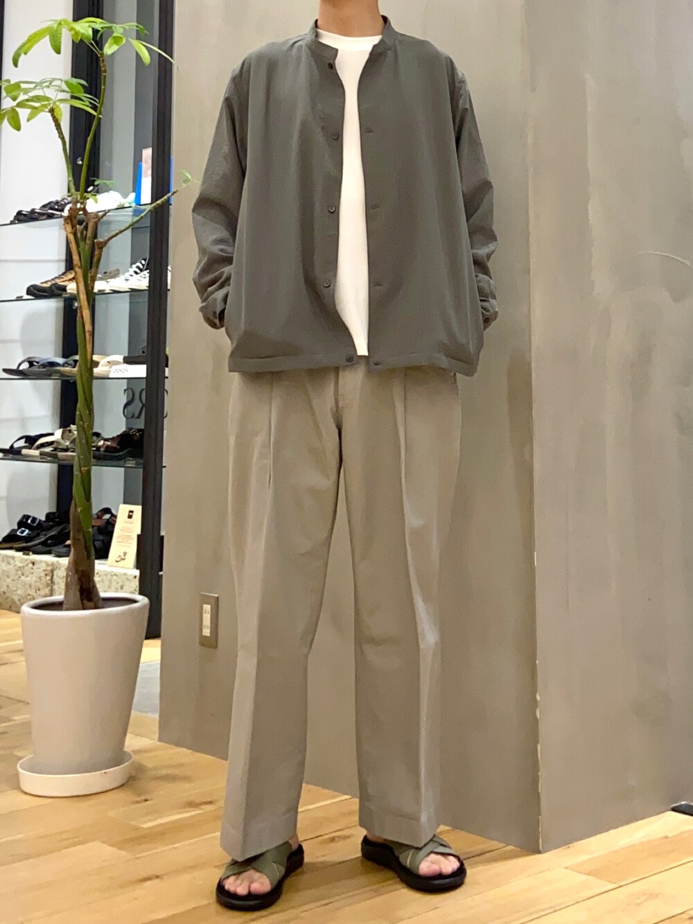 グリーン系のブルゾン、ホワイト系のTシャツ/カットソー、ホワイト系のその他パンツを着用したメンズの春コーディネートの3枚目の写真