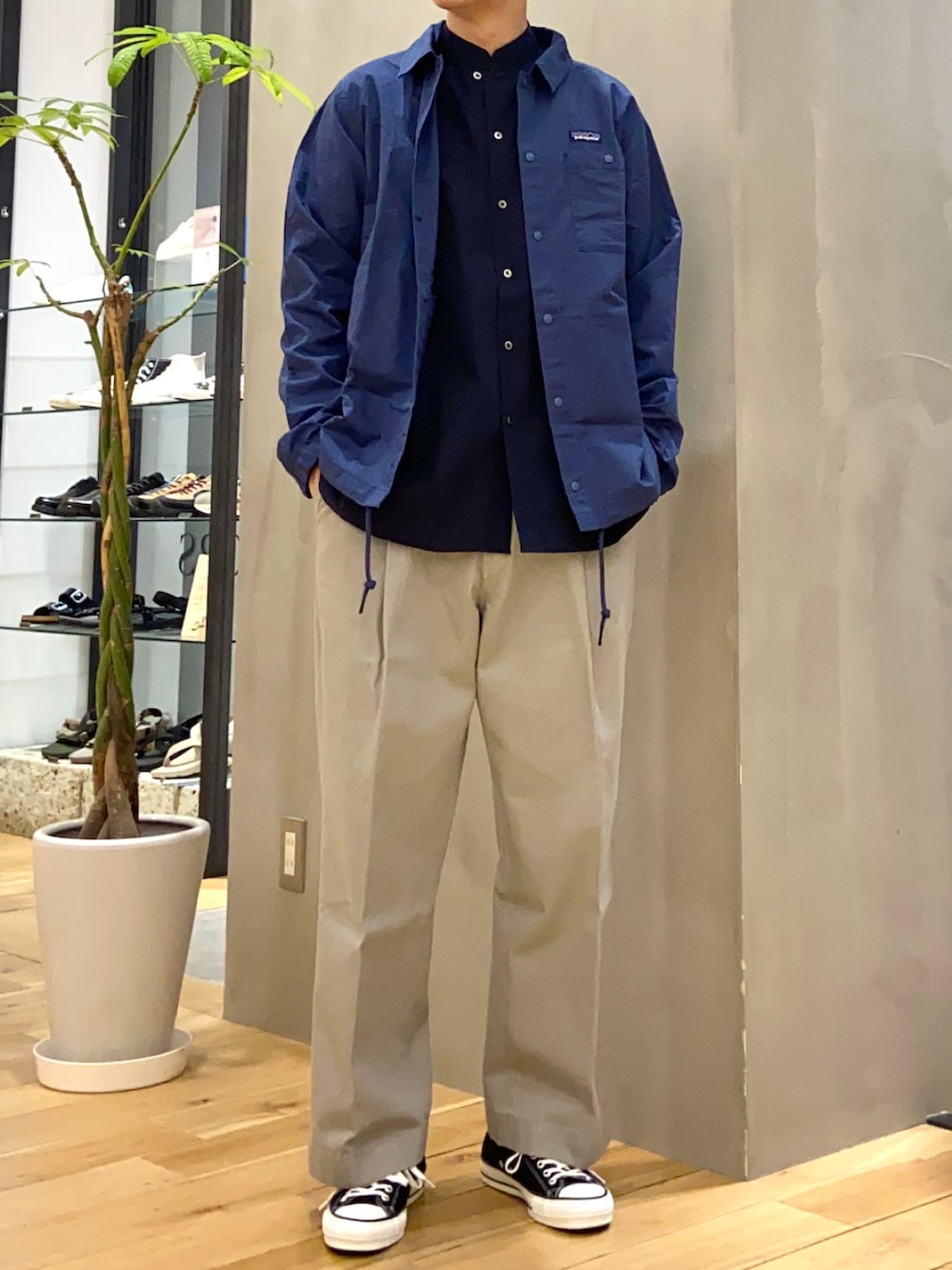 ブルー系のシャツ/ブラウス、ホワイト系のその他パンツ、その他のその他を着用したメンズの春コーディネートの3枚目の写真