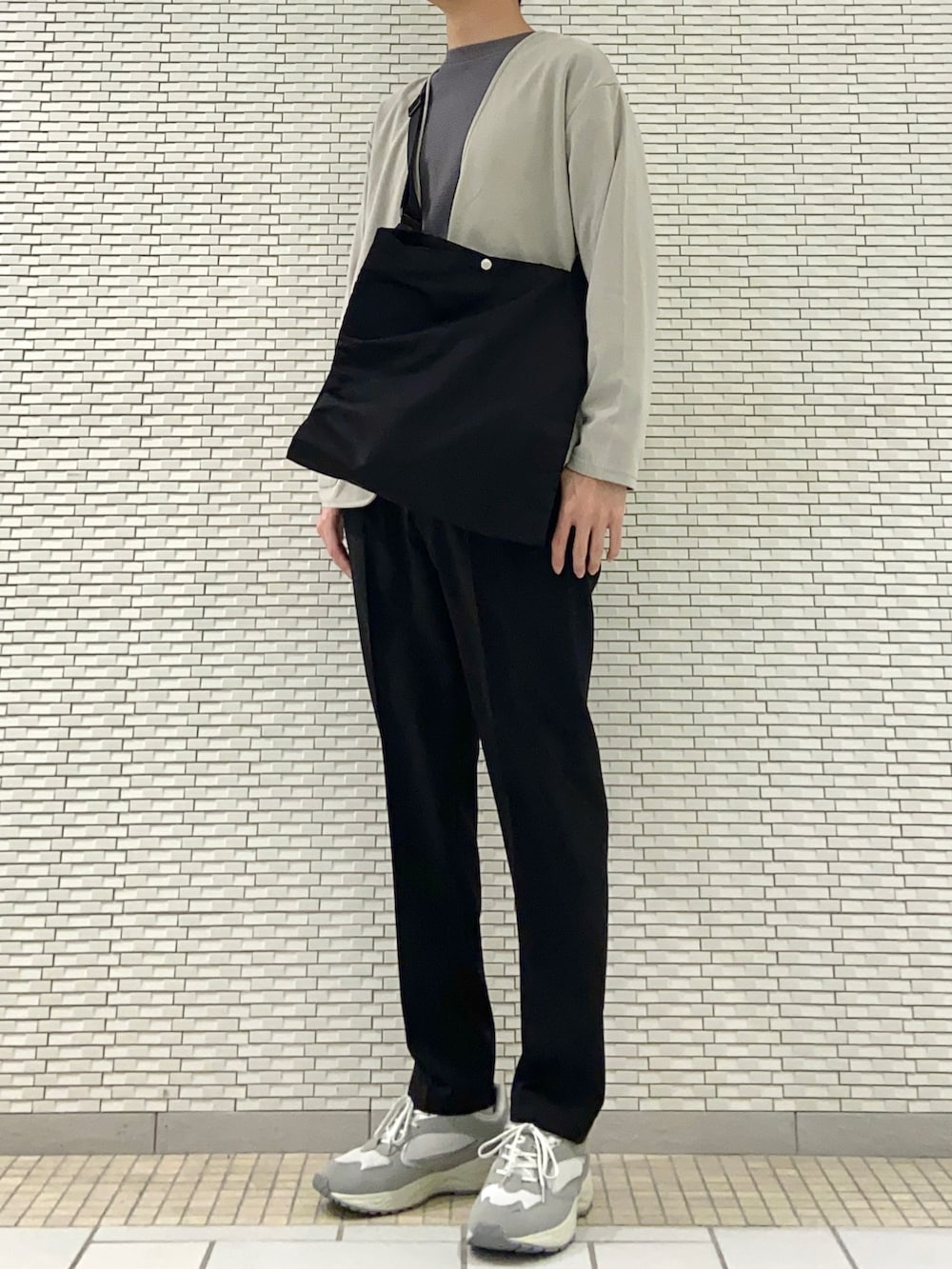 グレー系のカーディガン/ボレロ、グレー系のTシャツ/カットソー、ブラック系のその他パンツを着用したメンズの春コーディネートの2枚目の写真