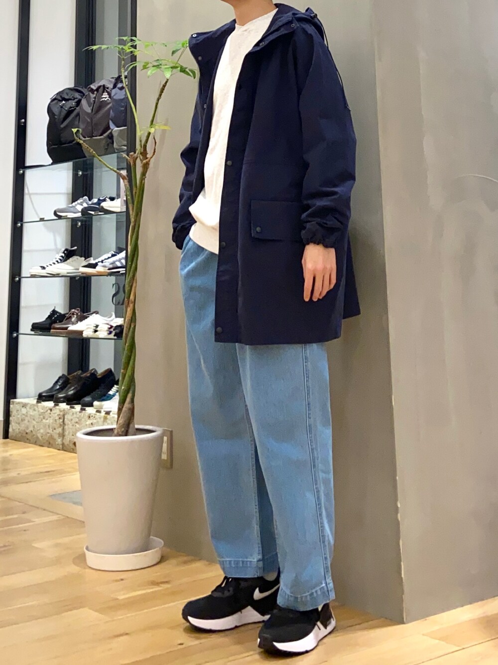 ブルー系のその他アウター、ブルー系のデニムパンツ、ブラック系のスニーカーを着用したメンズの春コーディネートの3枚目の写真