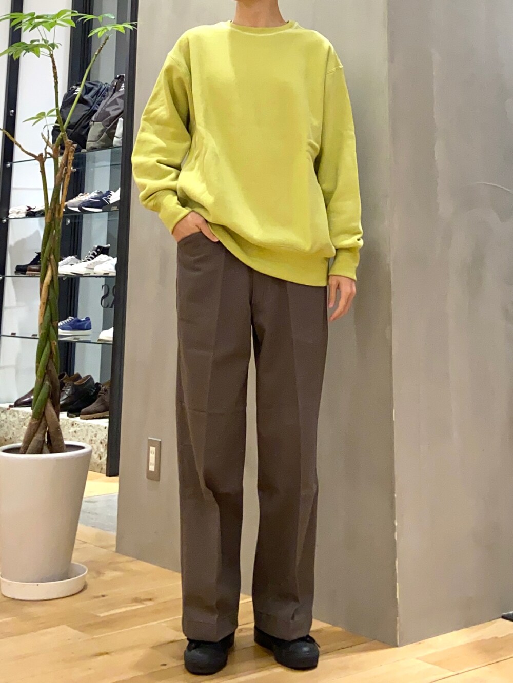 ブラック系のモッズコート、グリーン系のスウェット、ブラウン系のその他パンツを着用したメンズの冬コーディネートの2枚目の写真