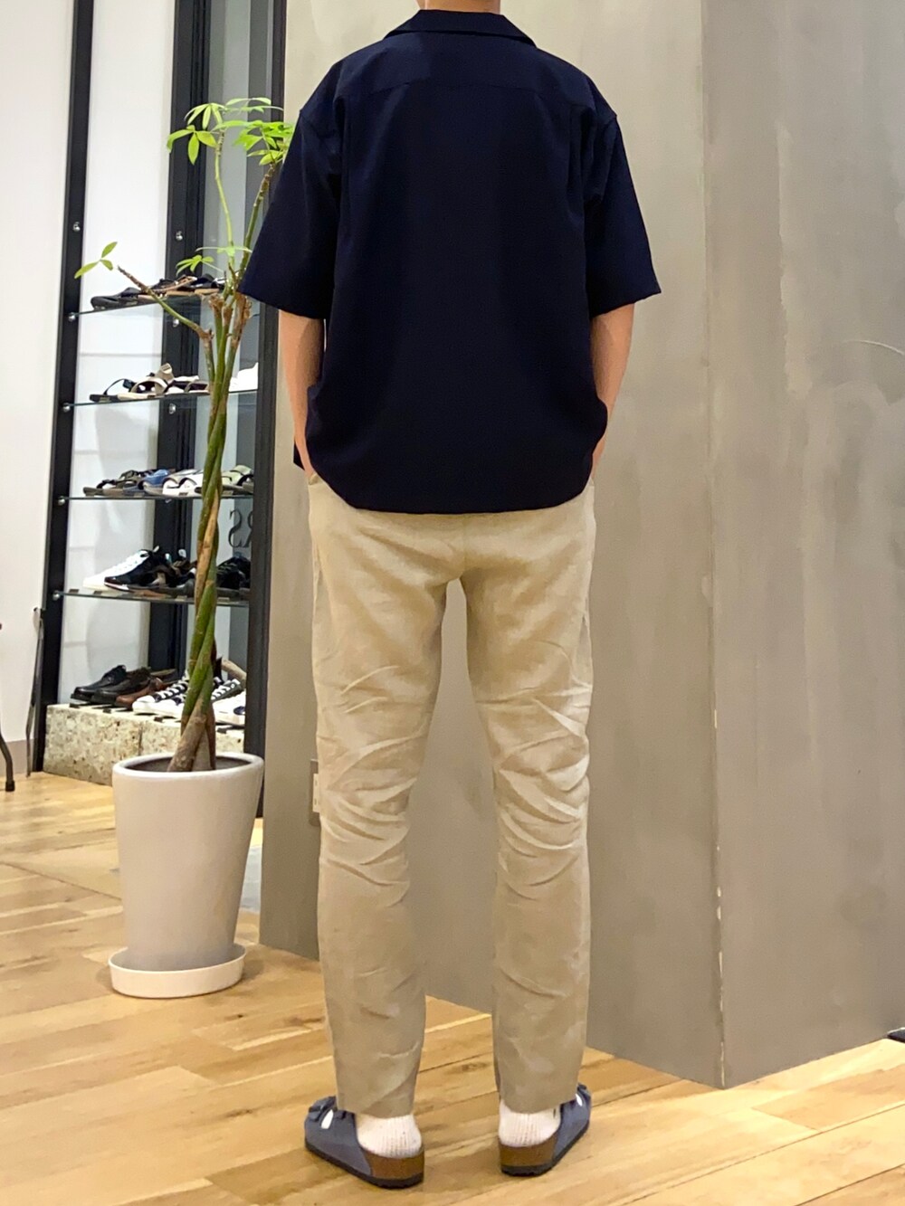 ブルー系のシャツ/ブラウス、ホワイト系のTシャツ/カットソー、ブルー系のサンダルを着用したメンズの秋コーディネートの4枚目の写真