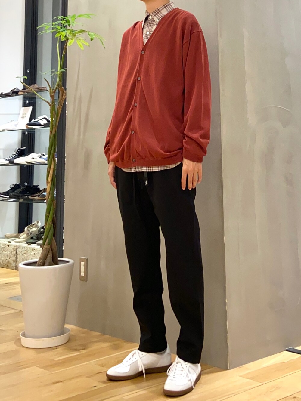 ブラウン系のカーディガン/ボレロ、ベージュ系のシャツ/ブラウス、ホワイト系のスニーカーを着用したメンズの秋コーディネートの2枚目の写真